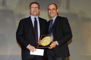 Carlo D'Amato premiato dal presidente del Gambero Rosso Paolo Cuccia per i 25 anni del Gambero Rosso